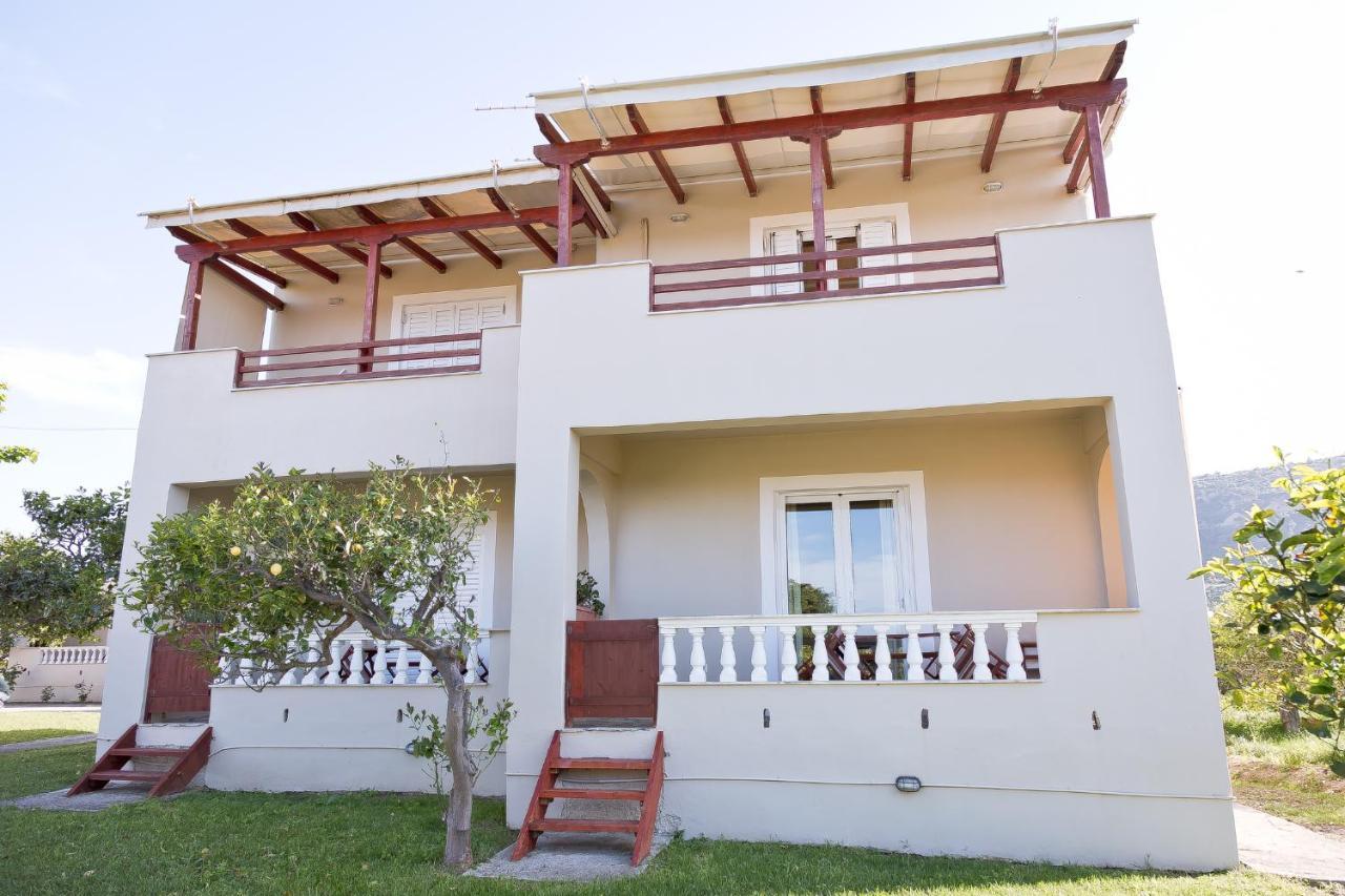 Caposaldo Apartments Akrata Exteriör bild